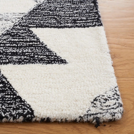 Safavieh Casablanca 5'-0" x 8'-0" Rug in Ivory / Black
