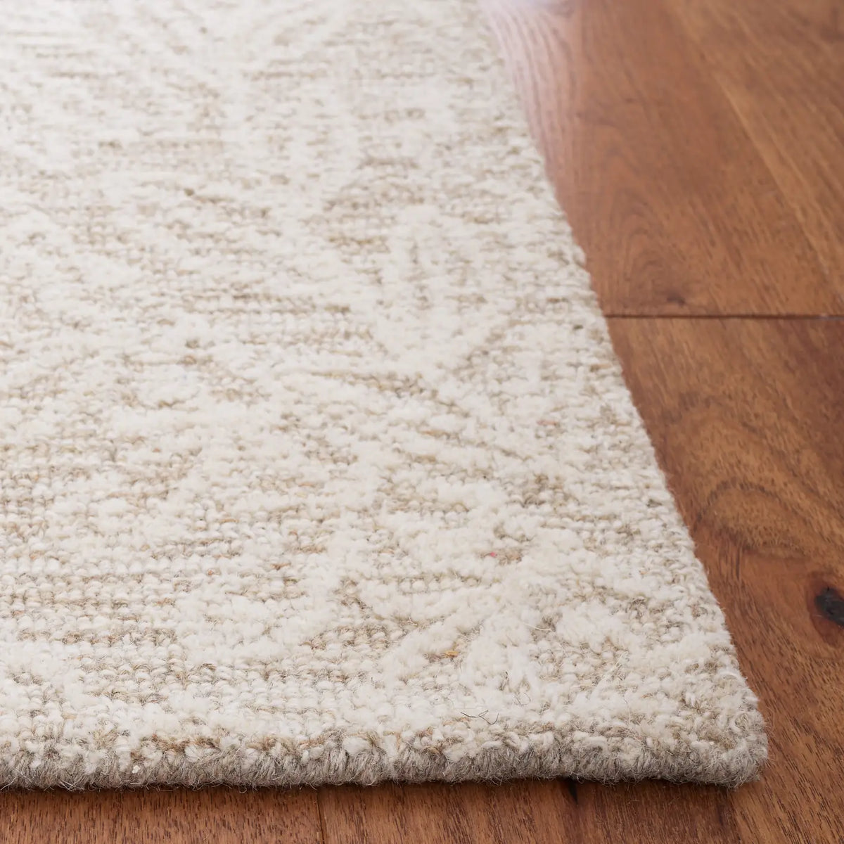 Safavieh Metro 4'-0" x 6'-0" Rug in Beige / Ivory