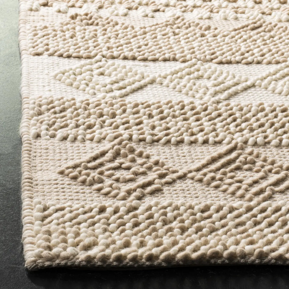 Safavieh Natura 4'-0" x 6'-0" Rug in Beige / Ivory