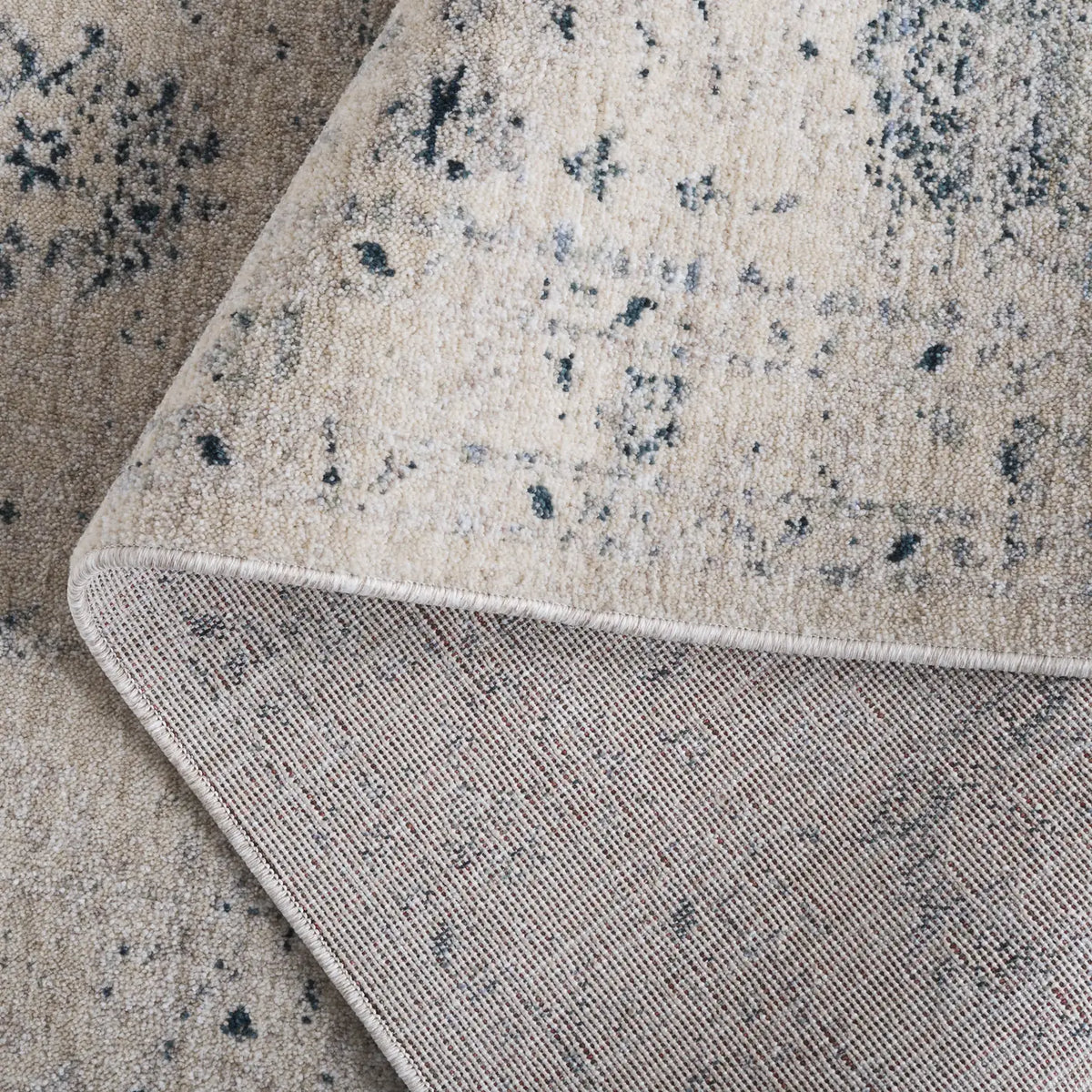 Safavieh Antique Patina 4'-0" x 5'-7" Rug in Ivory / Blue