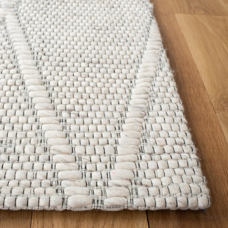 Safavieh Marbella 4'-0" x 6'-0" Rug in Ivory