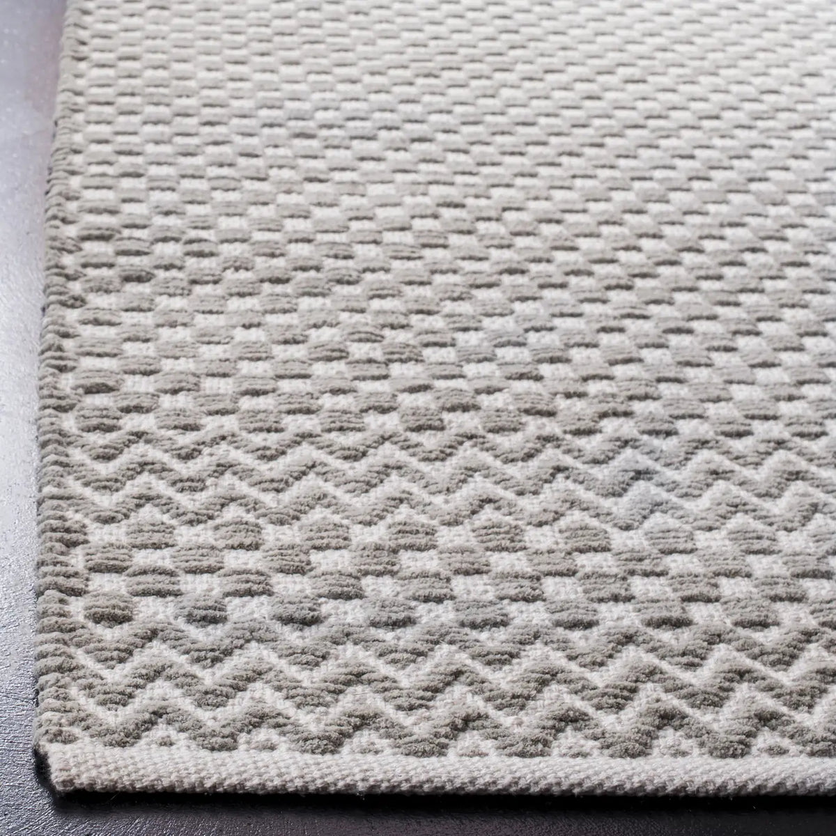 Safavieh Boston 4'-0" x 6'-0" Rug in Grey