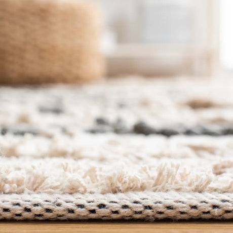 Safavieh Natura 4'-0" x 6'-0" Rug in Beige / Grey