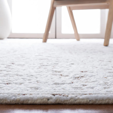 Safavieh Metro 4'-0" x 6'-0" Rug in Ivory / Beige