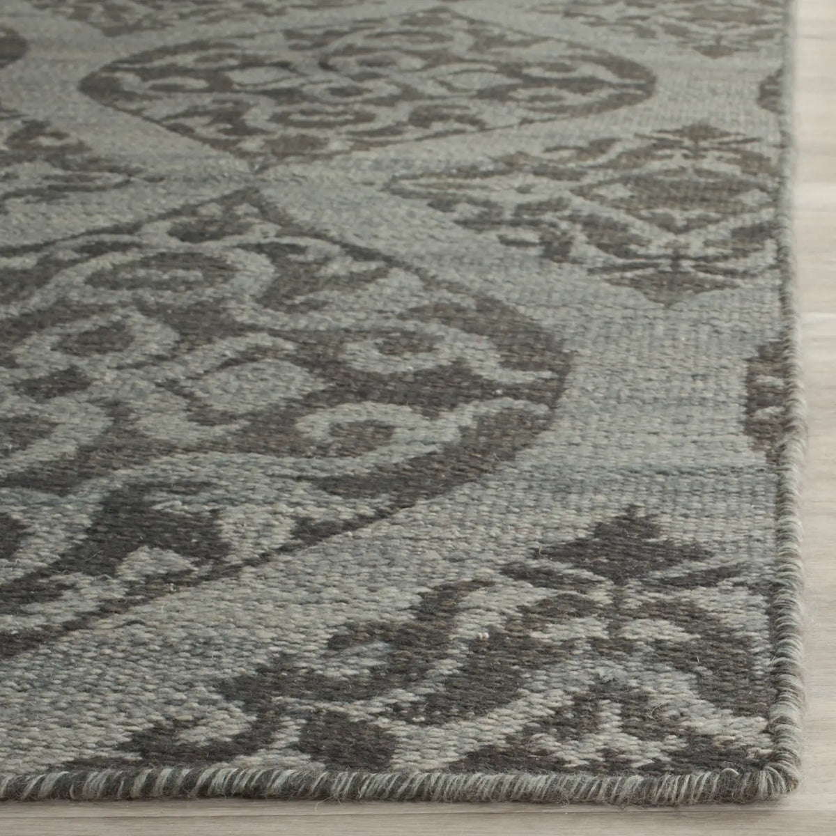 Safavieh Kilim 5'-0" x 8'-0" Rug in Grey / Dark Grey