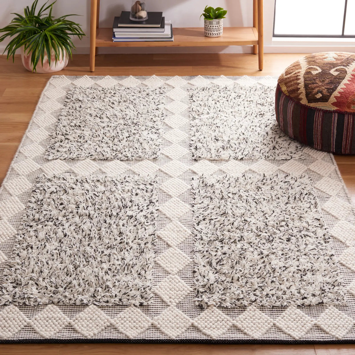 Safavieh Natura 4'-0" x 6'-0" Rug in Black / Ivory