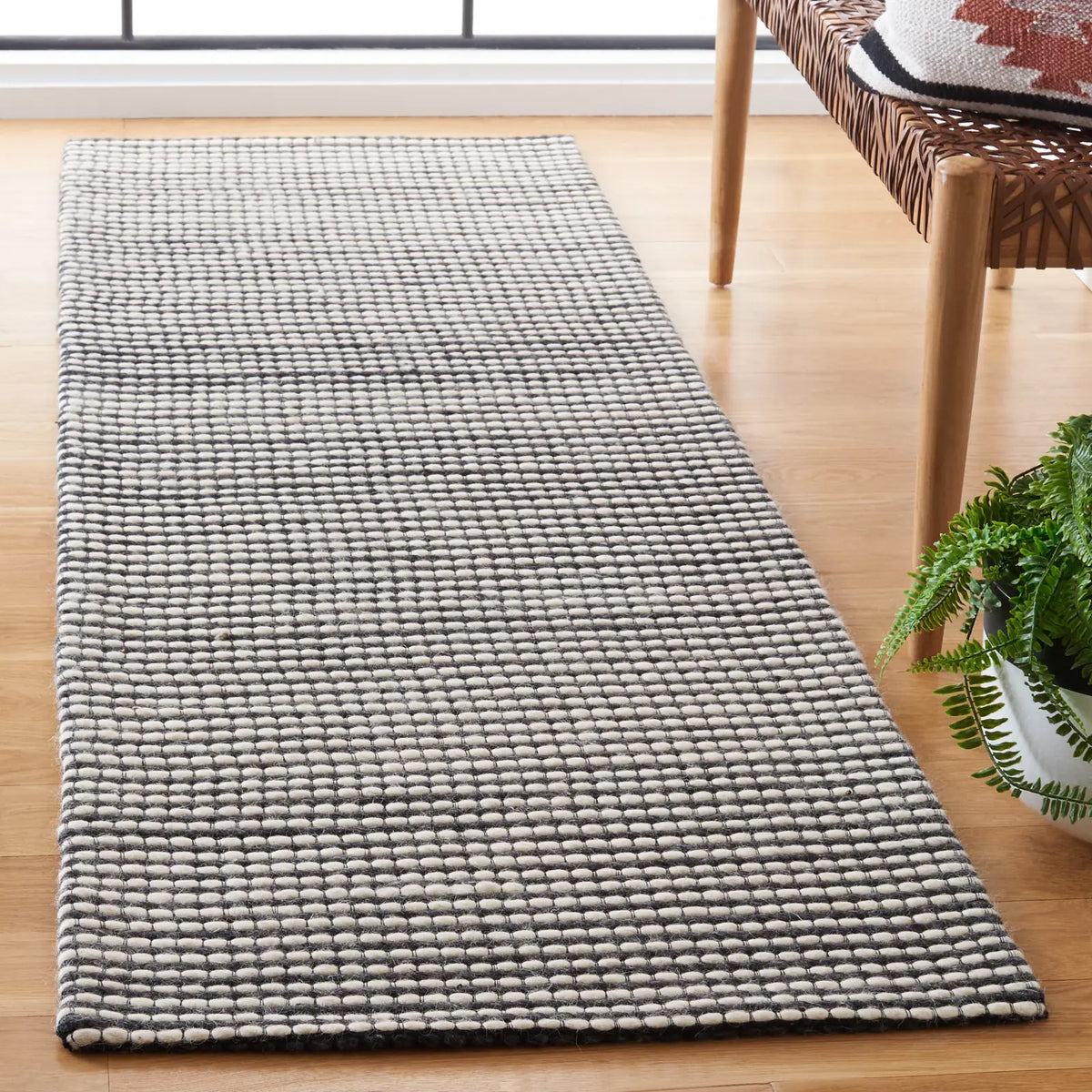 Safavieh Natura 2'-3" x 10'-0" Rug in Ivory / Black