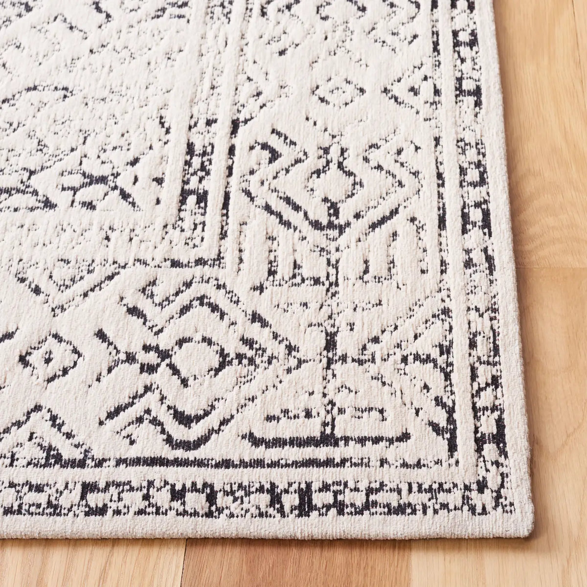 Safavieh Classic Vintage 4'-0" x 6'-0" Rug in Beige / Black
