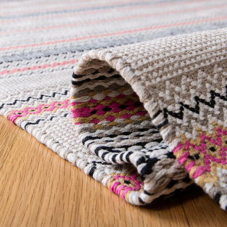 Safavieh Montauk 4'-0" x 6'-0" Rug in Pink / Beige