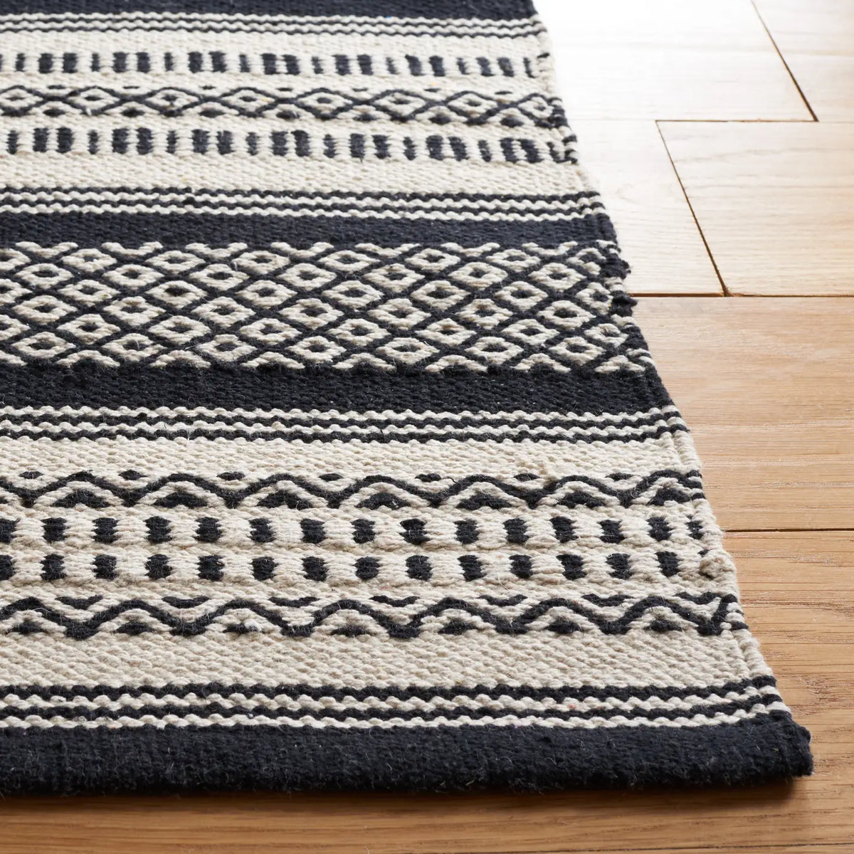 Safavieh Montauk 4'-0" x 6'-0" Rug in Black / Ivory