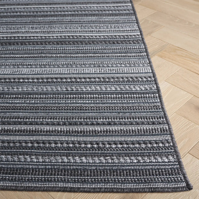 Safavieh Escape 700 5'-3" x 7'-6" Rug in Grey / Ivory