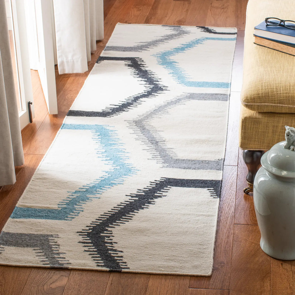 Safavieh Dhurries 2'-6" x 8'-0" Rug in Ivory / Multi