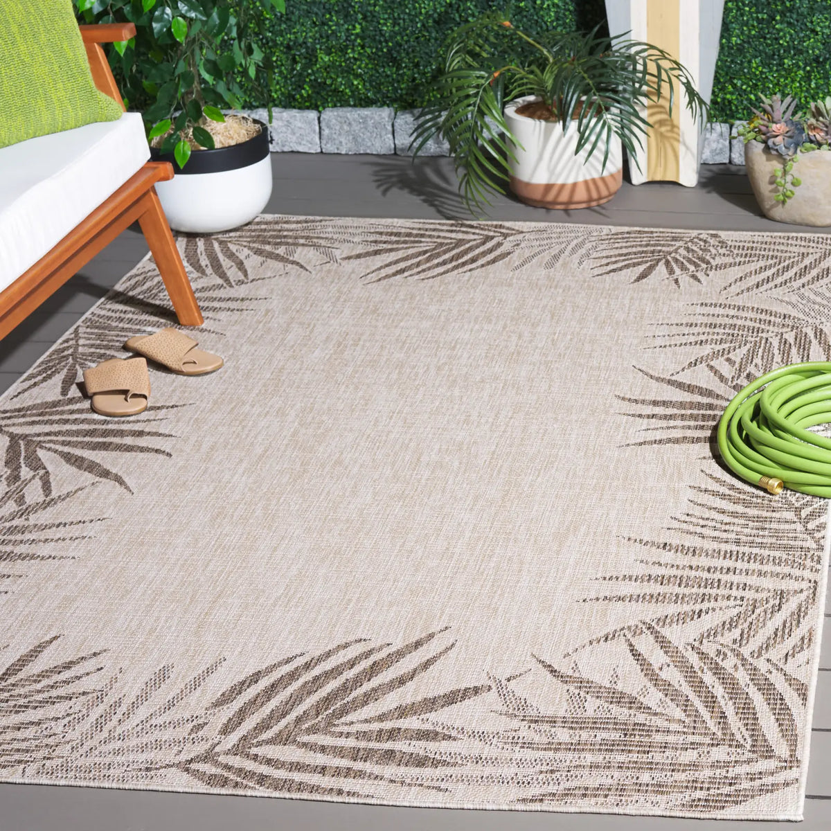 Safavieh Beach House 4'-0" x 6'-0" Rug in Beige / Brown