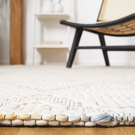Safavieh Marbella 4'-0" x 6'-0" Rug in Ivory / Orange