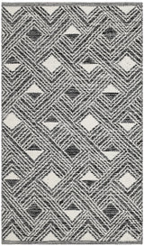 Safavieh Montauk 2'-3" x 3'-9" Rug in Black / Ivory