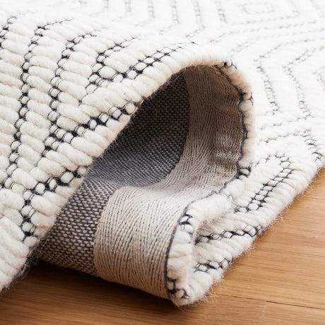 Safavieh Marbella 4'-0" x 6'-0" Rug in Ivory / Black