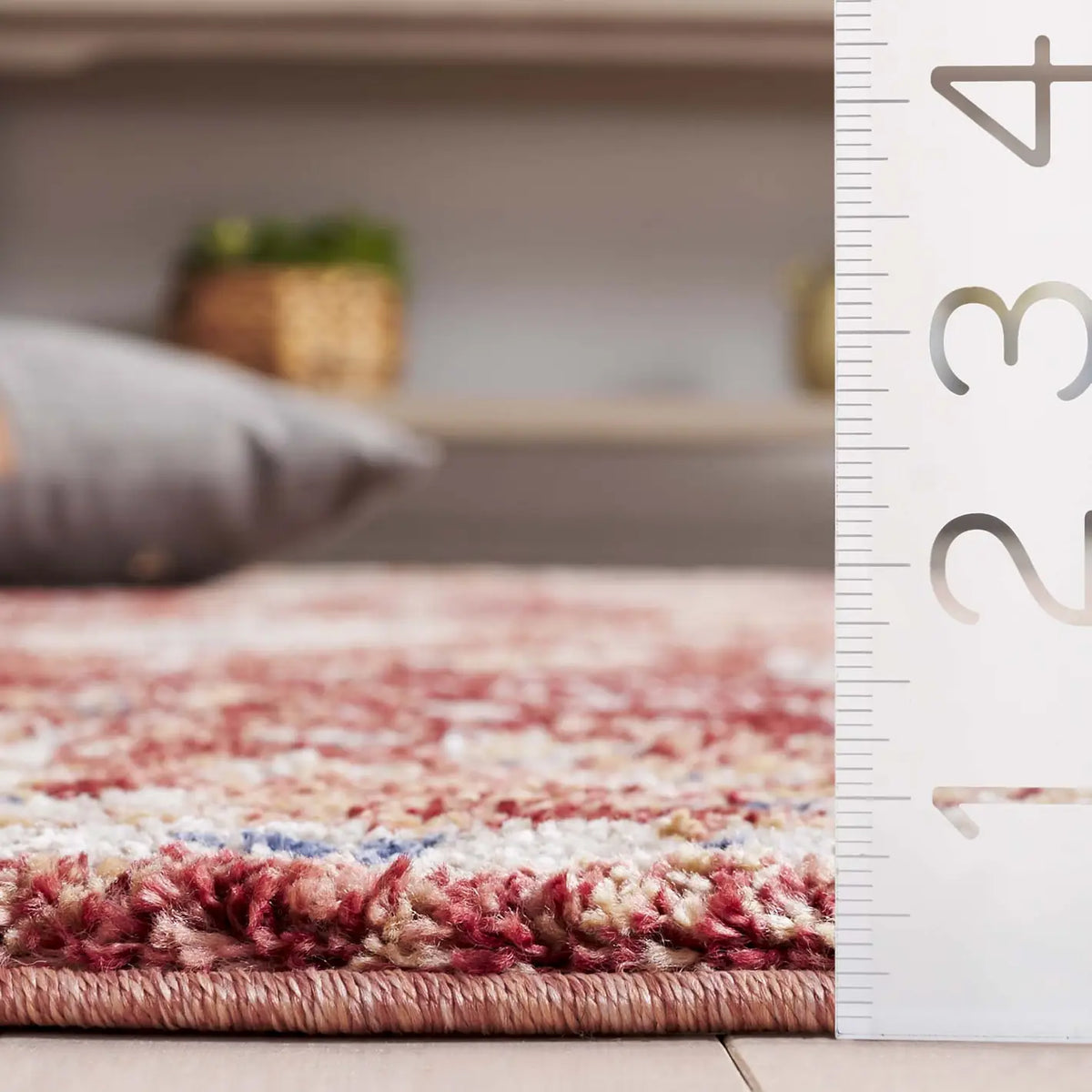 Safavieh Luna 4'-5" x 6'-5" Rug in Red / Rust
