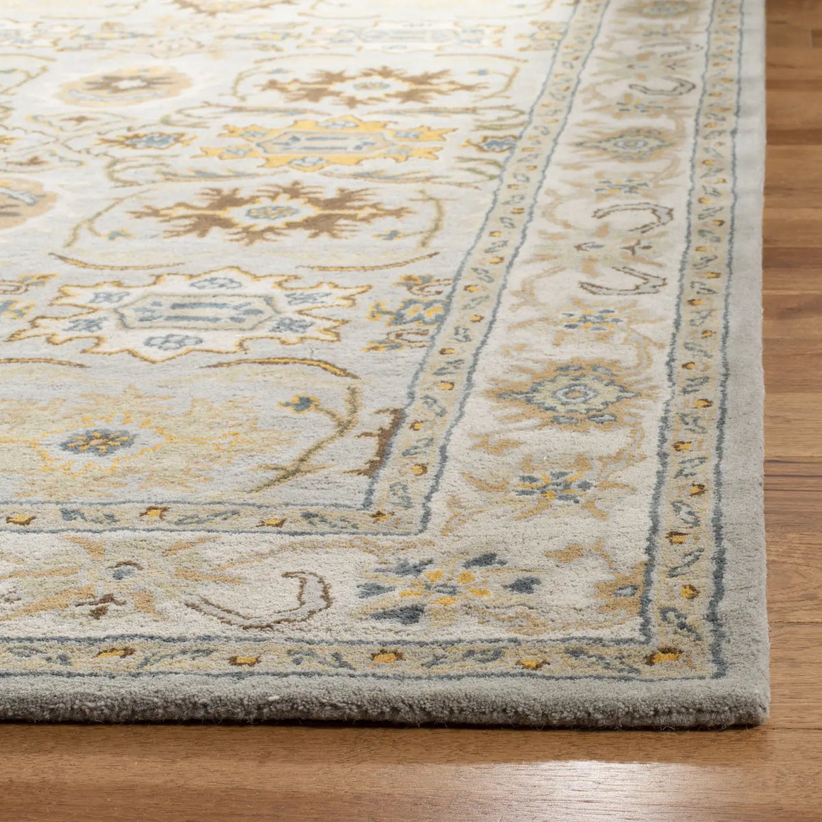 Safavieh Heritage 4'-0" x 6'-0" Rug in Light Grey / Grey