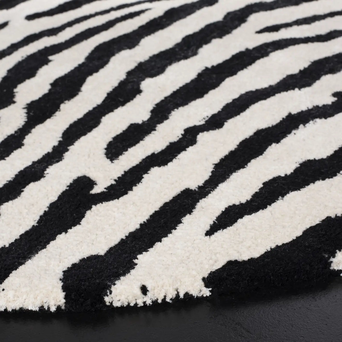 Safavieh Soho 6'-0" x 6'-0" Rug in White / Black