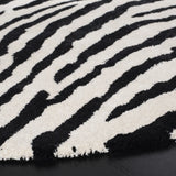 Safavieh Soho 6'-0" x 6'-0" Rug in White / Black