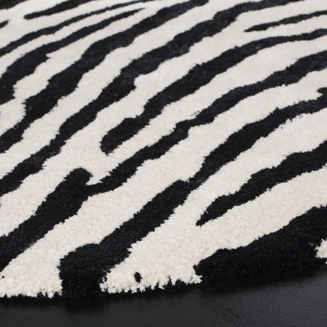 Safavieh Soho 6'-0" x 6'-0" Rug in White / Black