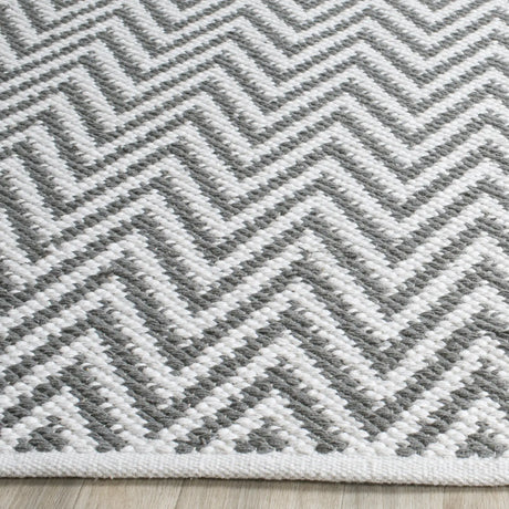 Safavieh Montauk 5'-0" x 7'-0" Rug in Grey / Ivory