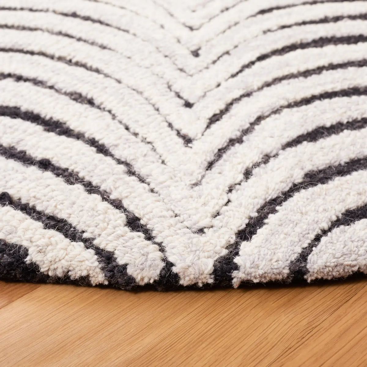 Safavieh Metro 6'-0" x 6'-0" Rug in Black / Beige