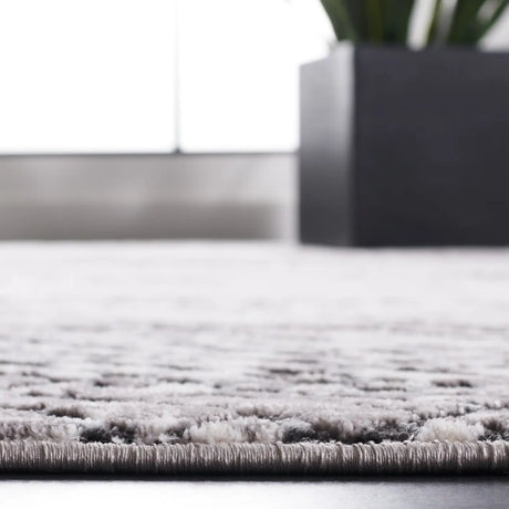 Safavieh Amelia 4'-5" x 6'-5" Rug in Grey / Charcoal