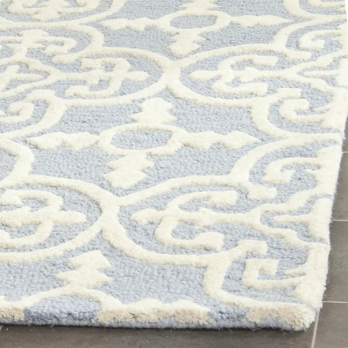 Safavieh Cambridge 5'-0" x 8'-0" Rug in Light Blue / Ivory