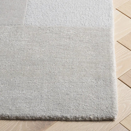 Safavieh Fifth Avenue 4'-0" x 6'-0" Rug in Grey