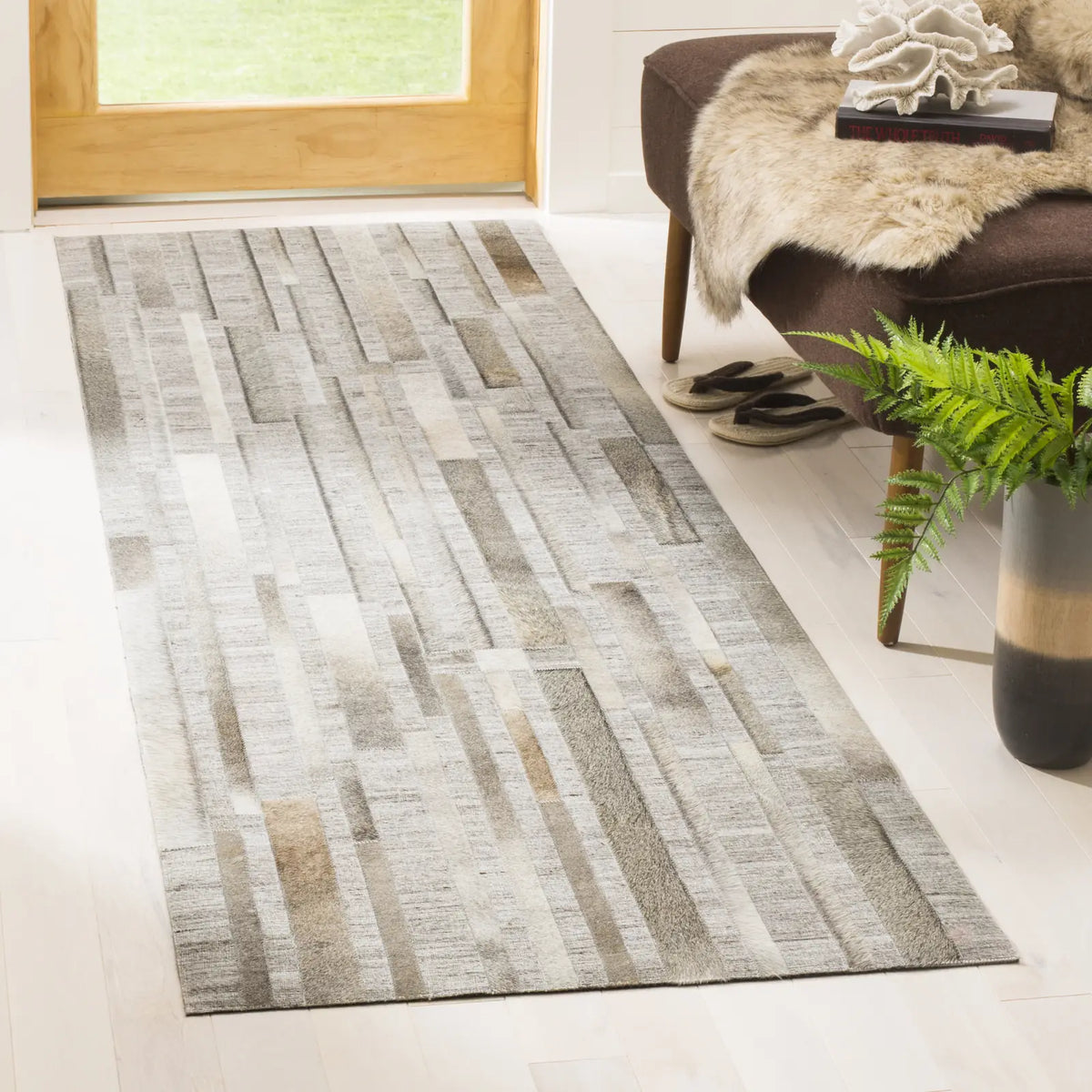 Safavieh Studio Leather 2'-3" x 7'-0" Rug in Ivory / Grey
