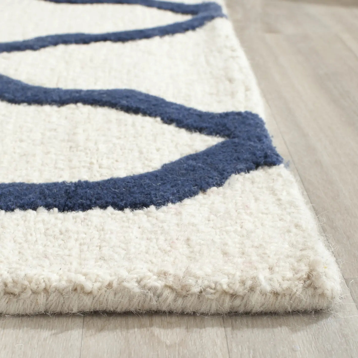 Safavieh Cambridge 5'-0" x 8'-0" Rug in Ivory / Navy