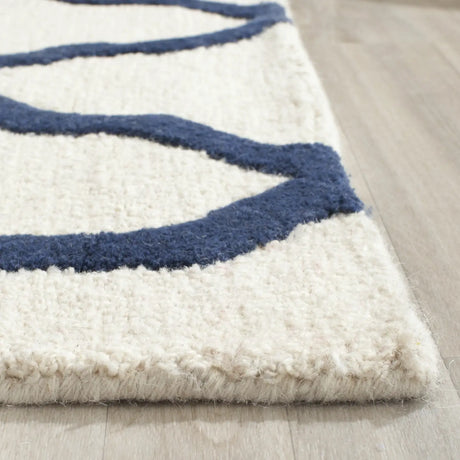 Safavieh Cambridge 5'-0" x 8'-0" Rug in Ivory / Navy