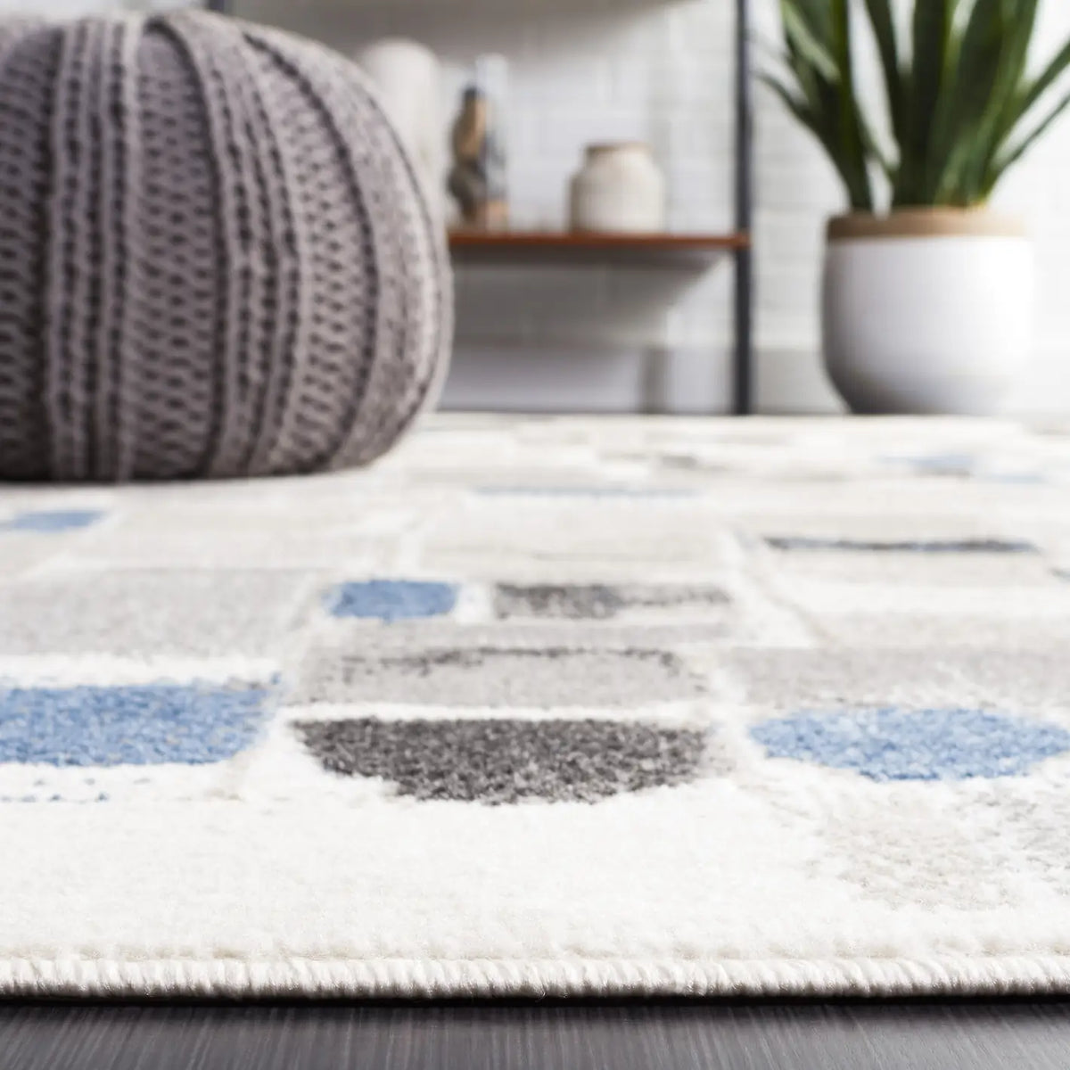 Safavieh Pyramid 4'-5" x 6'-5" Rug in Ivory / Grey Navy