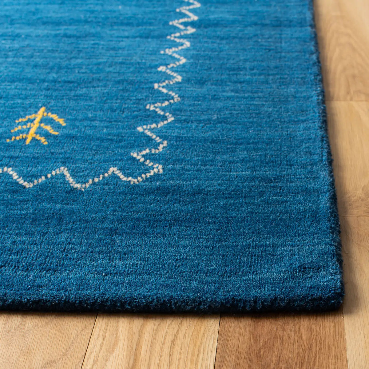 Safavieh Himalaya 4'-0" x 6'-0" Rug in Blue