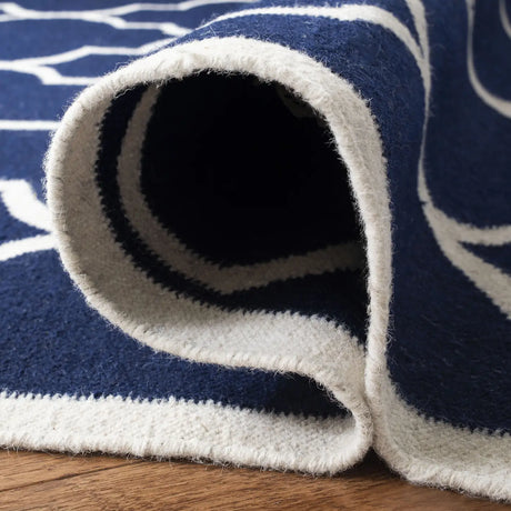 Safavieh Dhurries 4'-0" x 6'-0" Rug in Navy / Ivory