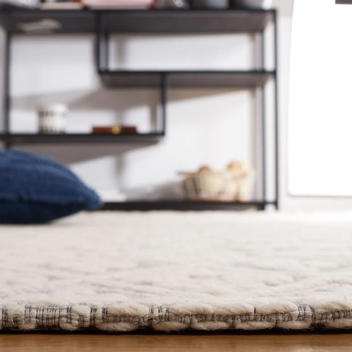 Safavieh Marbella 4'-0" x 6'-0" Rug in Grey / Ivory