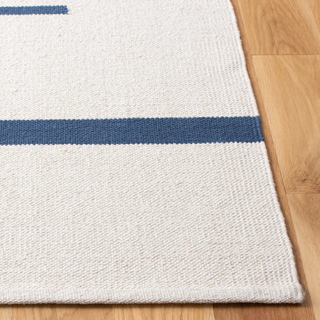 Safavieh Montauk 4'-0" x 6'-0" Rug in Ivory / Navy