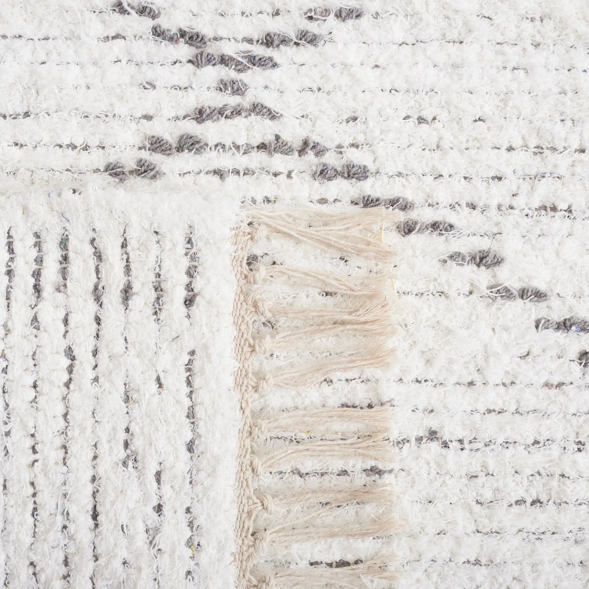 Safavieh Casablanca 4'-0" x 6'-0" Rug in Ivory / Grey