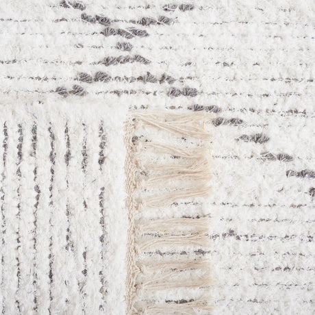 Safavieh Casablanca 4'-0" x 6'-0" Rug in Ivory / Grey