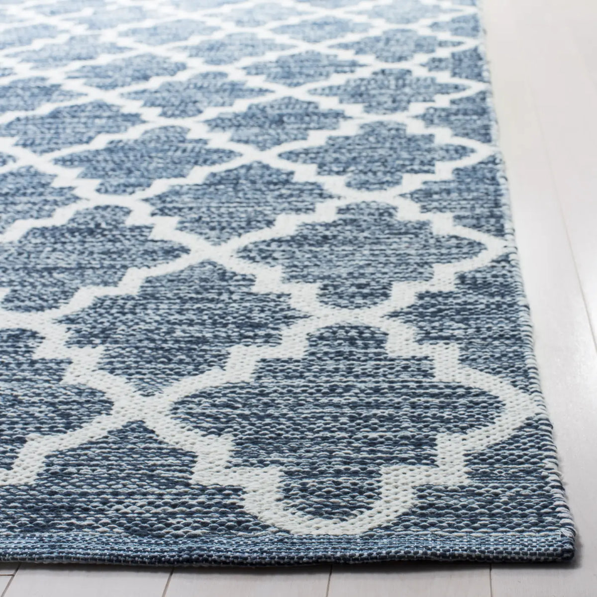 Safavieh Montauk 5'-0" x 8'-0" Rug in Navy / Ivory