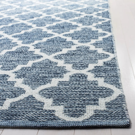 Safavieh Montauk 5'-0" x 8'-0" Rug in Navy / Ivory