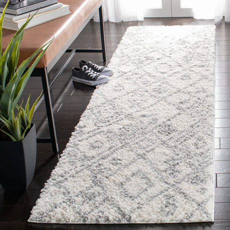 Safavieh Parma Shag 2'-3" x 11'-0" Rug in Cream / Grey
