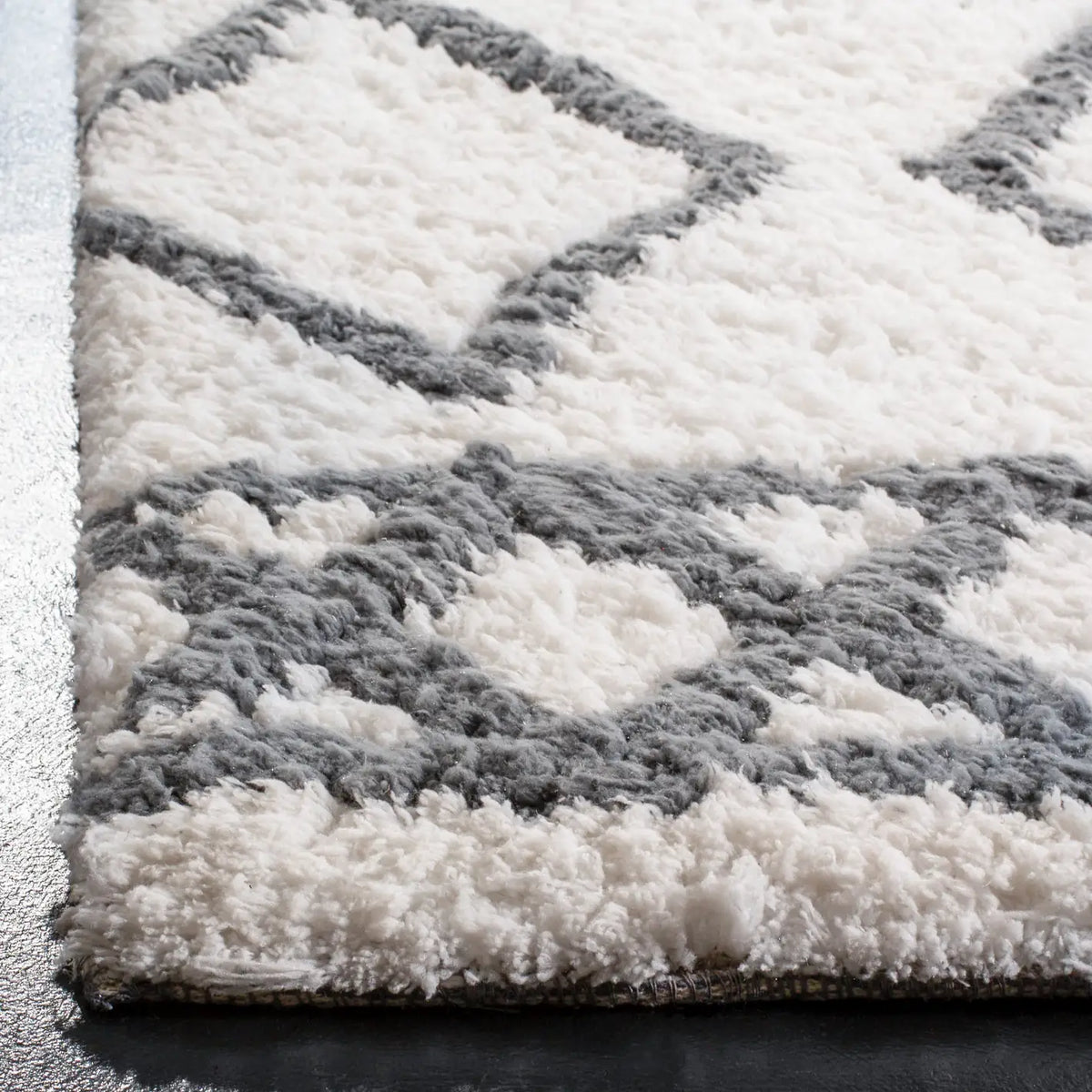 Safavieh Equinox Shag 4'-0" x 6'-0" Rug in Cream / Grey