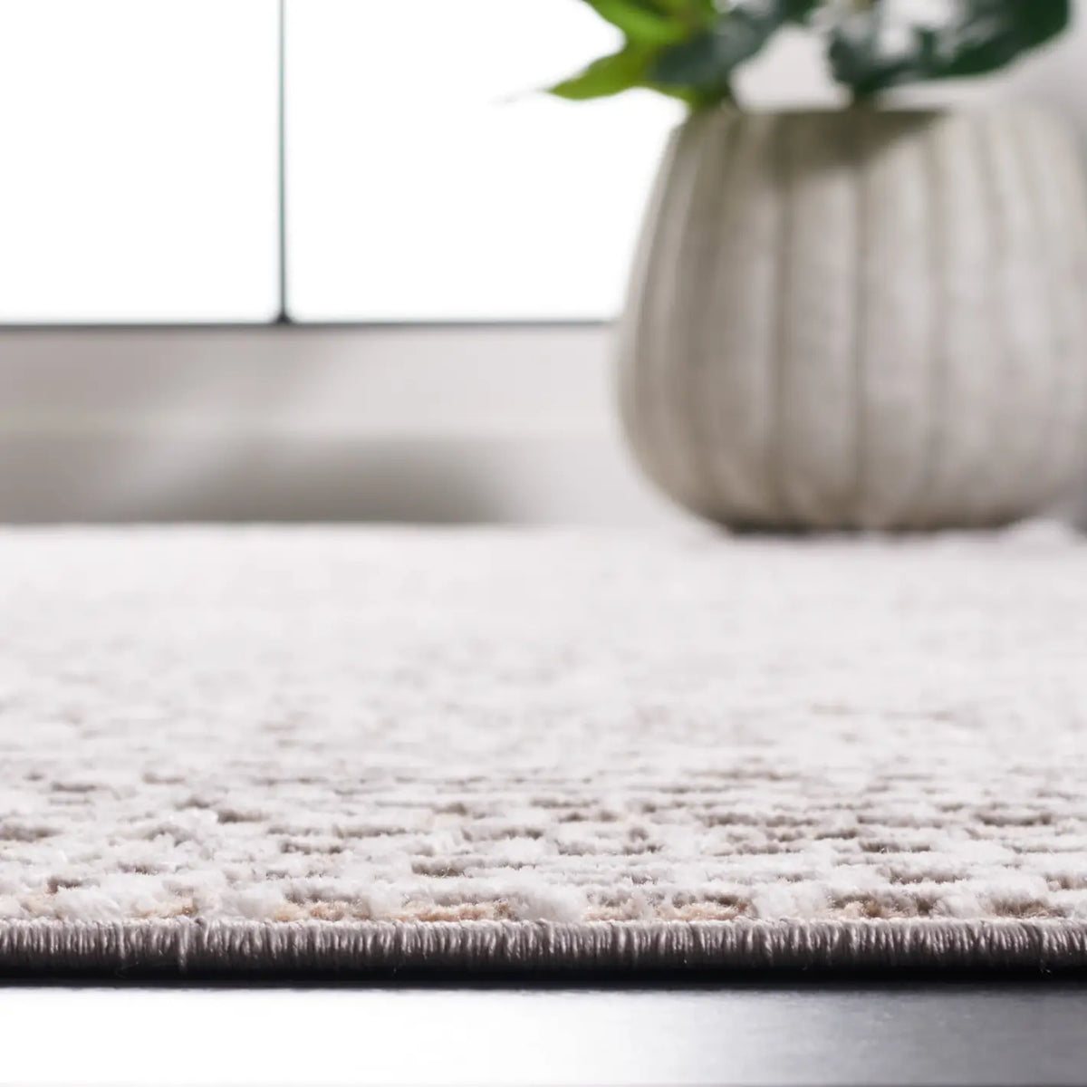 Safavieh Amelia 4'-5" x 6'-5" Rug in Beige / Grey