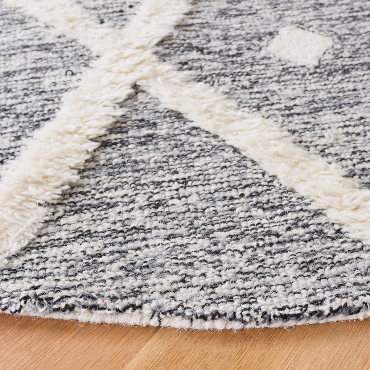 Safavieh Casablanca 6'-0" x 6'-0" Rug in Black / Ivory