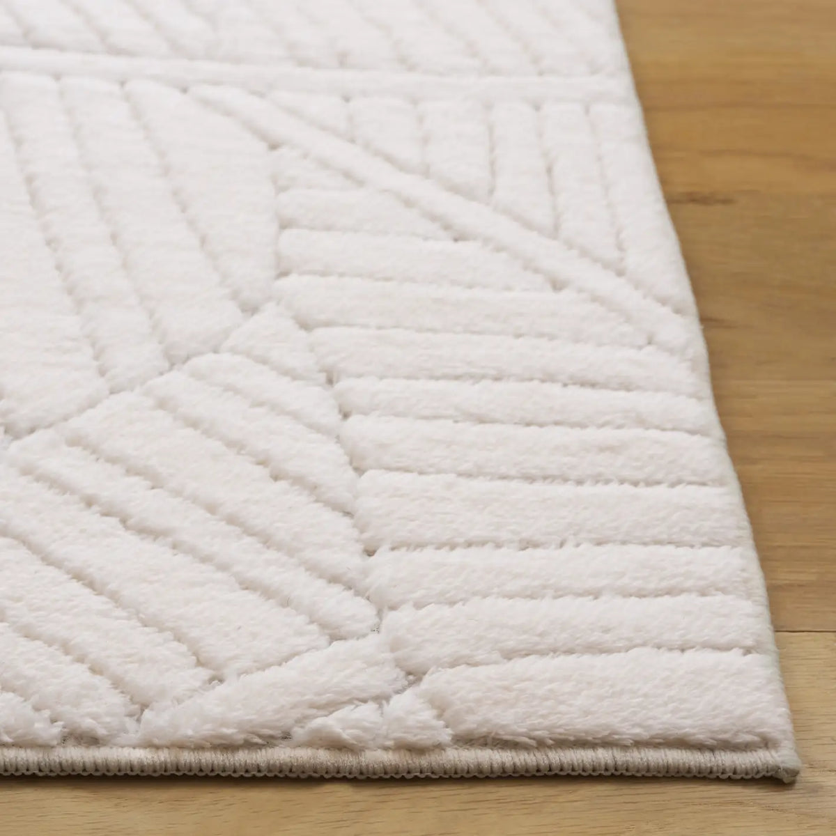 Safavieh Versailles 4'-0" x 6'-0" Rug in Ivory