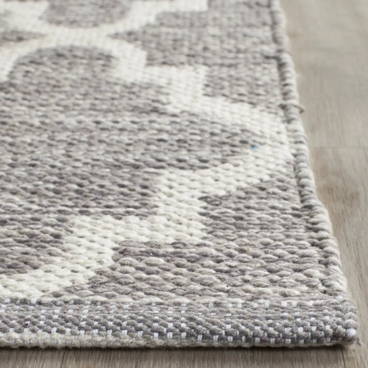 Safavieh Montauk 5'-0" x 7'-0" Rug in Grey / Ivory