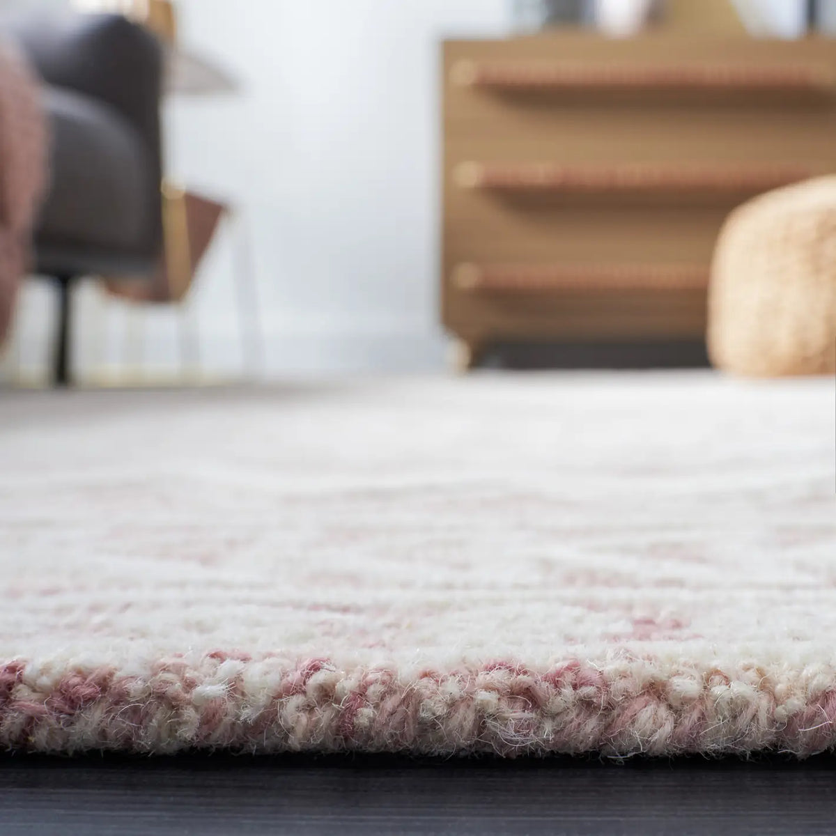 Safavieh Metro 4'-0" x 6'-0" Rug in Dark Pink / Ivory
