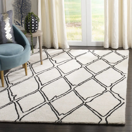 Safavieh Casablanca 5'-0" x 8'-0" Rug in Ivory / Black